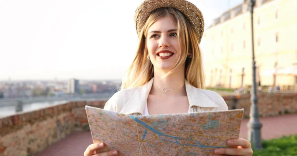 Mulher turística olhando para o mapa — Fotografia de Stock