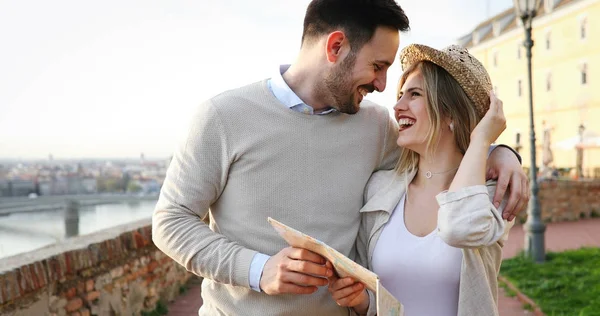 Turistas felices viajando y sonriendo — Foto de Stock