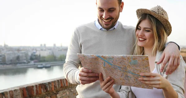 Pareja enamorada viajando con un mapa — Foto de Stock