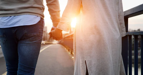 Coppia che si tiene per mano al tramonto — Foto Stock