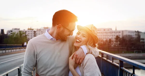 Casal romântico namoro ao pôr do sol — Fotografia de Stock