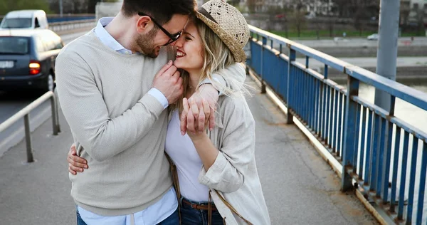 Romántica pareja besándose en la ciudad —  Fotos de Stock