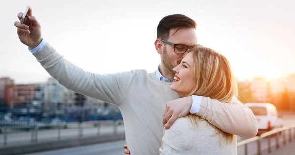 Casal apaixonado tirando selfies — Fotografia de Stock