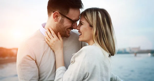 Couple kissing dating on bridge — Stock Photo, Image