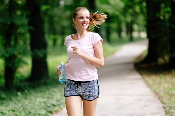 Mooie jogging vrouw in de natuur — Stockfoto