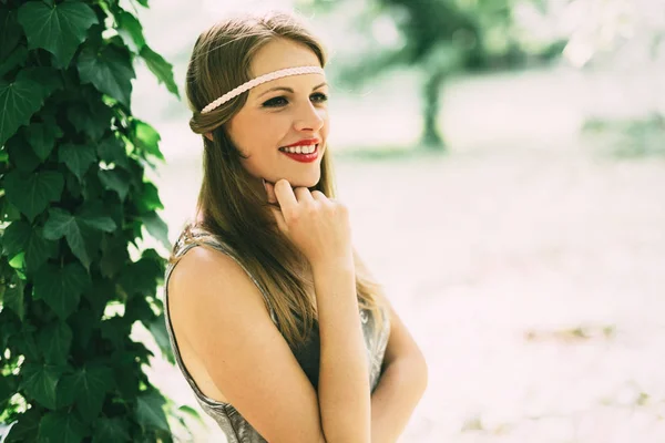 Feliz alegre feminino na natureza — Fotografia de Stock