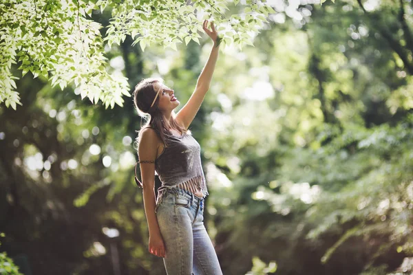 Feliz mujer alegre en la naturaleza — Foto de Stock