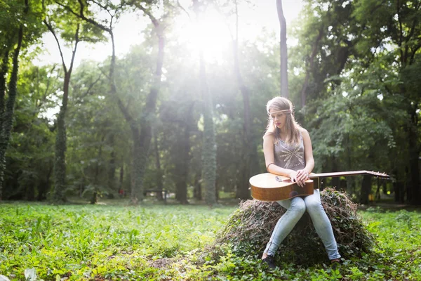 Herzkranke Frau in der Natur mit Gitarre — Stockfoto