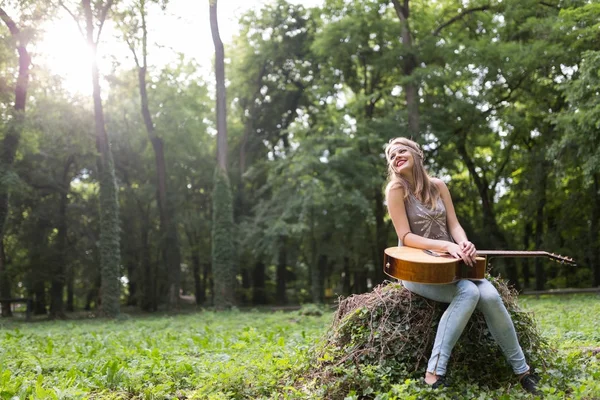 Frau spielt Gitarre in der Natur — Stockfoto