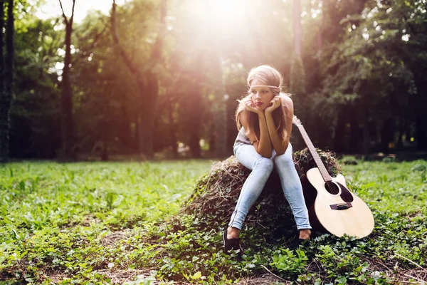 Herzkranke Frau in der Natur — Stockfoto