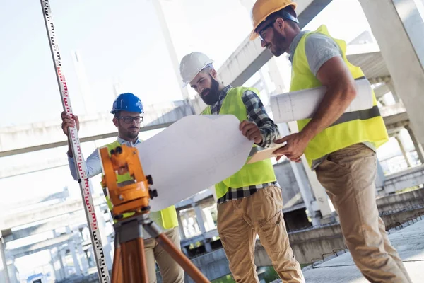 Retrato de los ingenieros de construcción trabajando — Foto de Stock