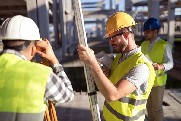 Porträtt av byggnadsingenjörer som arbetar — Stockfoto