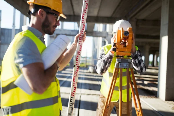 Ritratto di ingegneri edili che lavorano — Foto Stock