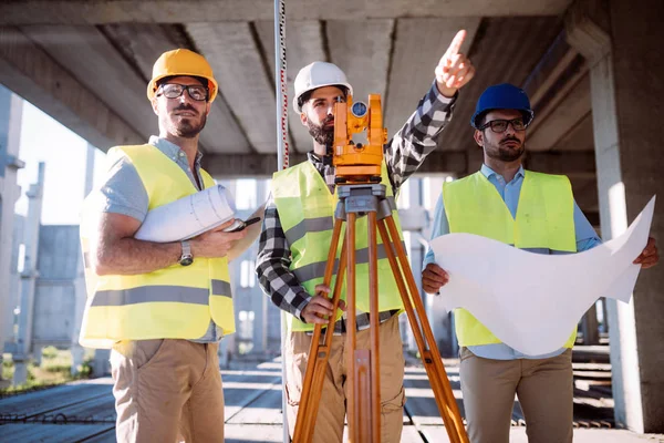 Porträtt av byggnadsingenjörer som arbetar — Stockfoto