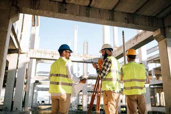 Porträtt av byggnadsingenjörer som arbetar — Stockfoto