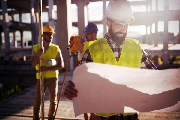 Retrato de los ingenieros de construcción trabajando — Foto de Stock