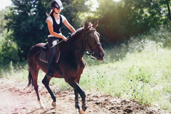 Jovem menina bonita montando seu cavalo — Fotografia de Stock