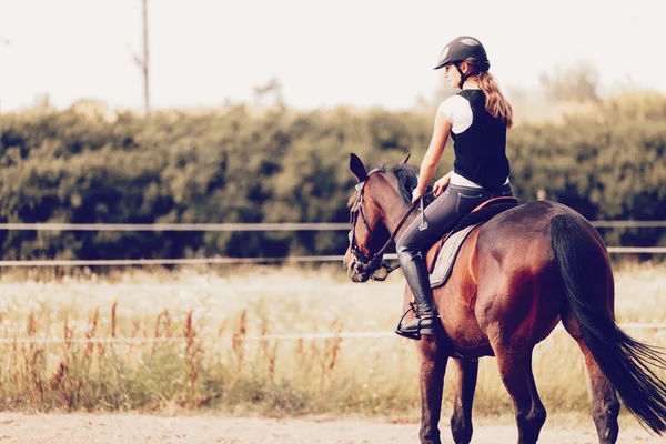 Νεαρό κορίτσι οδήγηση του αλόγου της — Φωτογραφία Αρχείου