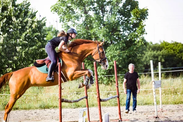 Jockey på hästen hoppar över hindret — Stockfoto