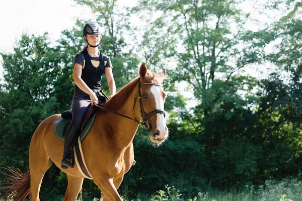 Woman riding horse in countryside — Stock Photo, Image