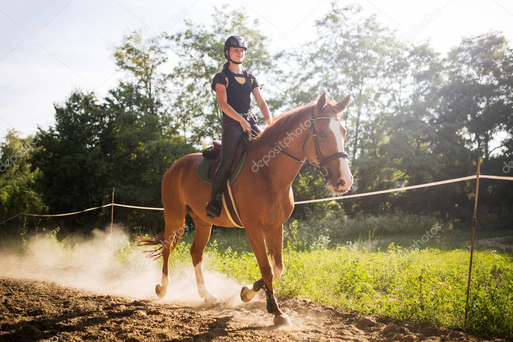  woman riding horse 