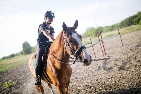 Jeune femme à cheval — Photo