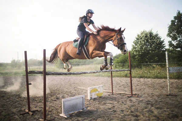 Jockey no cavalo pulando sobre obstáculo — Fotografia de Stock