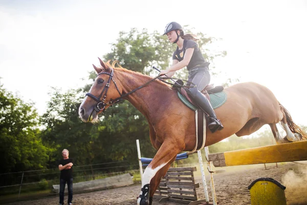 Žokej na kůň skákající přes překážku — Stock fotografie