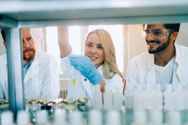 Laboratuvarda çalışan kimya öğrencileri