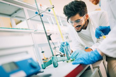 Beyaz ceketli genç gülümseyen öğrenci 