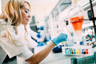  Laboratuvarda çalışan kimya öğrenci