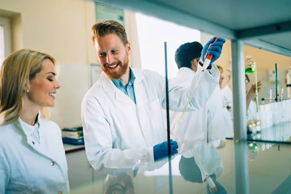 Étudiants en chimie travaillant en laboratoire — Photo