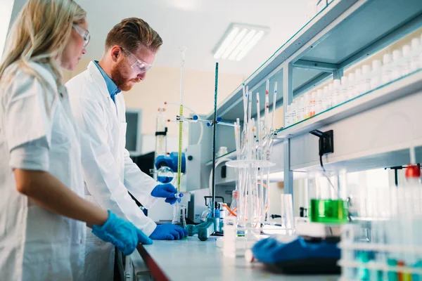 Estudiantes de química trabajando en laboratorio — Foto de Stock