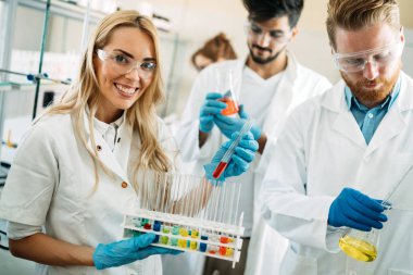  Laboratuvarda çalışan kimya öğrencileri