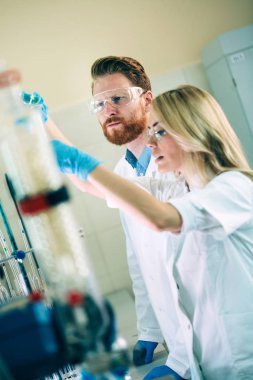  Laboratuvarda çalışan kimya öğrencileri
