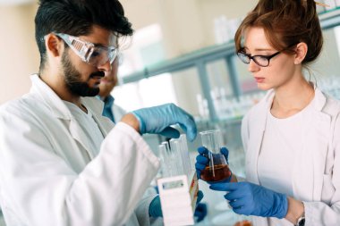 Genç öğrenciler kimya çalışma 