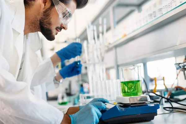 Estudiante de química trabajando en laboratorio — Foto de Stock