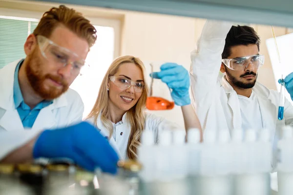 Chemiestudenten arbeiten im Labor — Stockfoto