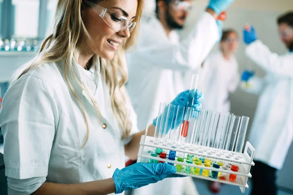 Studentów chemii pracy w laboratorium — Zdjęcie stockowe