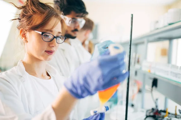 Estudiantes de química trabajando en laboratorio — Foto de Stock
