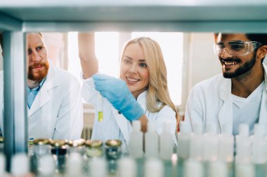 Laboratuvarda çalışan kimya öğrenci grubu