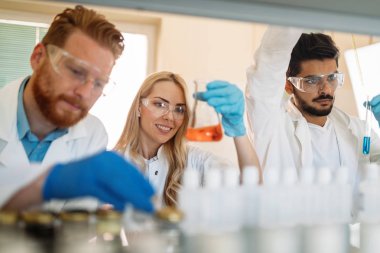 Laboratuvarda çalışan kimya öğrenci grubu