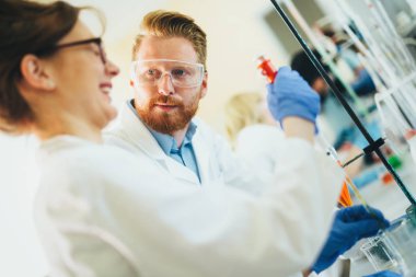 Kimya laboratuarında çalışan genç öğrenciler