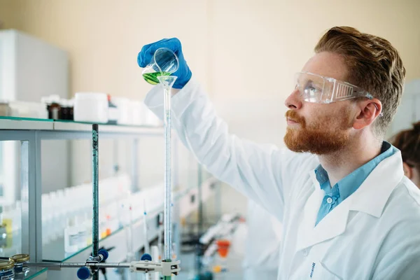Estudante de química do sexo masculino trabalhando em laboratório — Fotografia de Stock