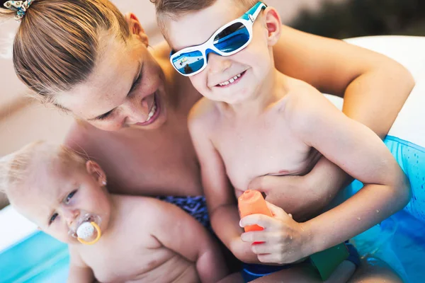 Bild Einer Glücklichen Familie Kleinen Schwimmbad — Stockfoto