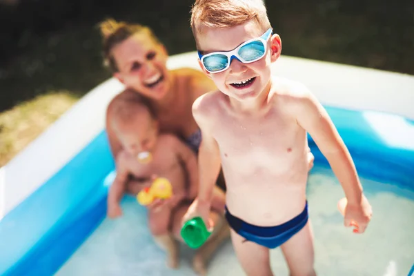 Bild Einer Glücklichen Familie Kleinen Schwimmbad — Stockfoto