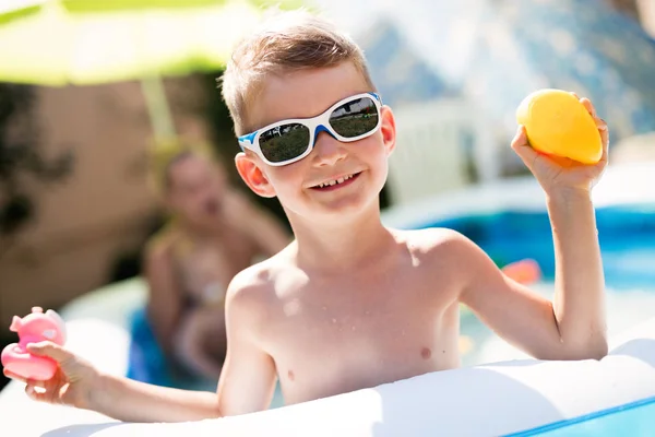 Glücklicher Junge genießt die Sommerzeit — Stockfoto