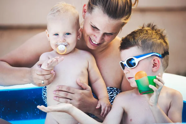 Bild Einer Glücklichen Familie Kleinen Schwimmbad — Stockfoto