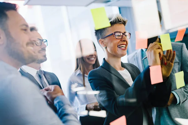 Notlar ofiste yapışmasını tasarımcıları resmini