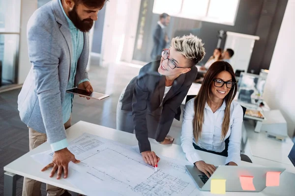 Porträtt av unga arkitekter diskuterar i office — Stockfoto